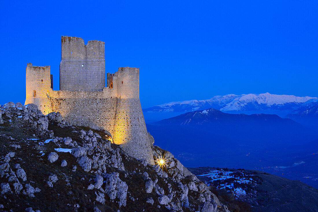 Castel Rocca Calascio, beleuchtet, mit Majella im Hintergrund, Castel Rocca Calascio, Calascio, Abruzzen, Apenninen, l 'Aquila, Italien
