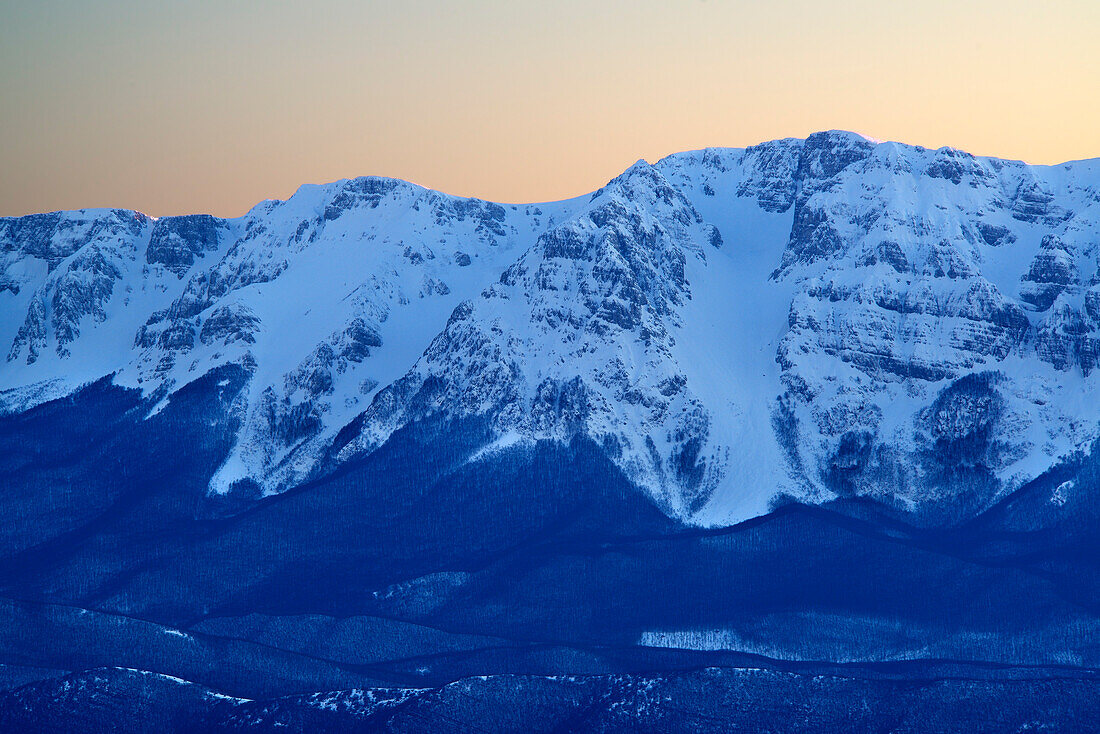 Verschneite Nordseite des Monte Sirente mit den drei Karen la Neviera, la Valle Lupara und Canale Maiori, Abruzzen, Apenninen, l 'Aquila, Italien