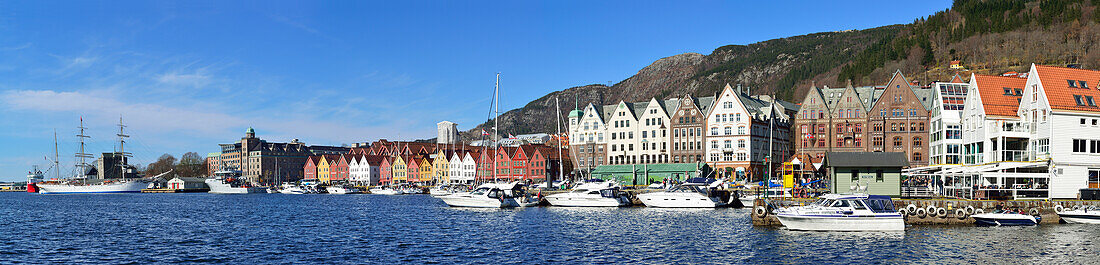 Panorama vom Hafen Bergen mit alten Hansehäuser, Bryggen, UNESCO Weltkulturerbe Bryggen, Bergen, Hordaland, Norwegen