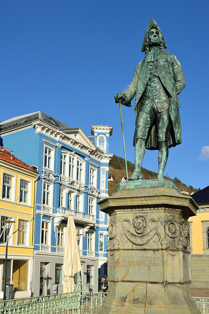 Denkmal von Dichter Ludvig Holberg mit Hansehäuser im Hintergrund, Fischmarkt, Bryggen, UNESCO Weltkulturerbe Bryggen, Bergen, Hordaland, Norwegen