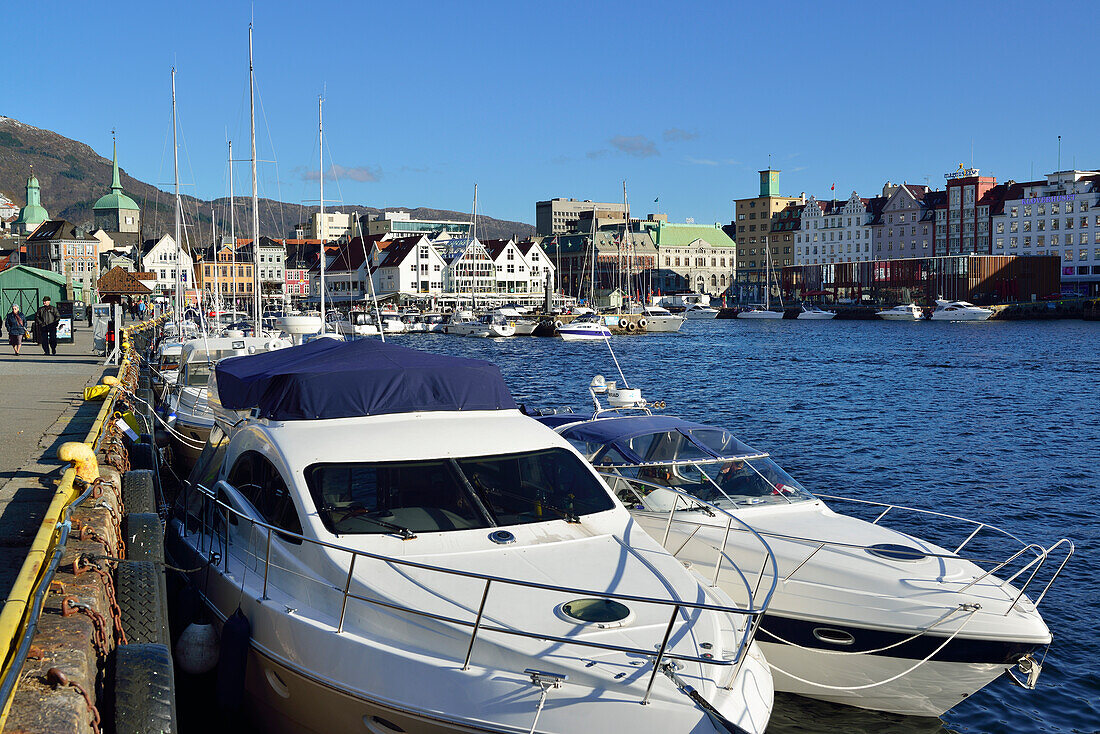 Motorboote liegen im Hafen von Bergen, Bryggen, UNESCO Weltkulturerbe Bryggen, Bergen, Hordaland, Norwegen