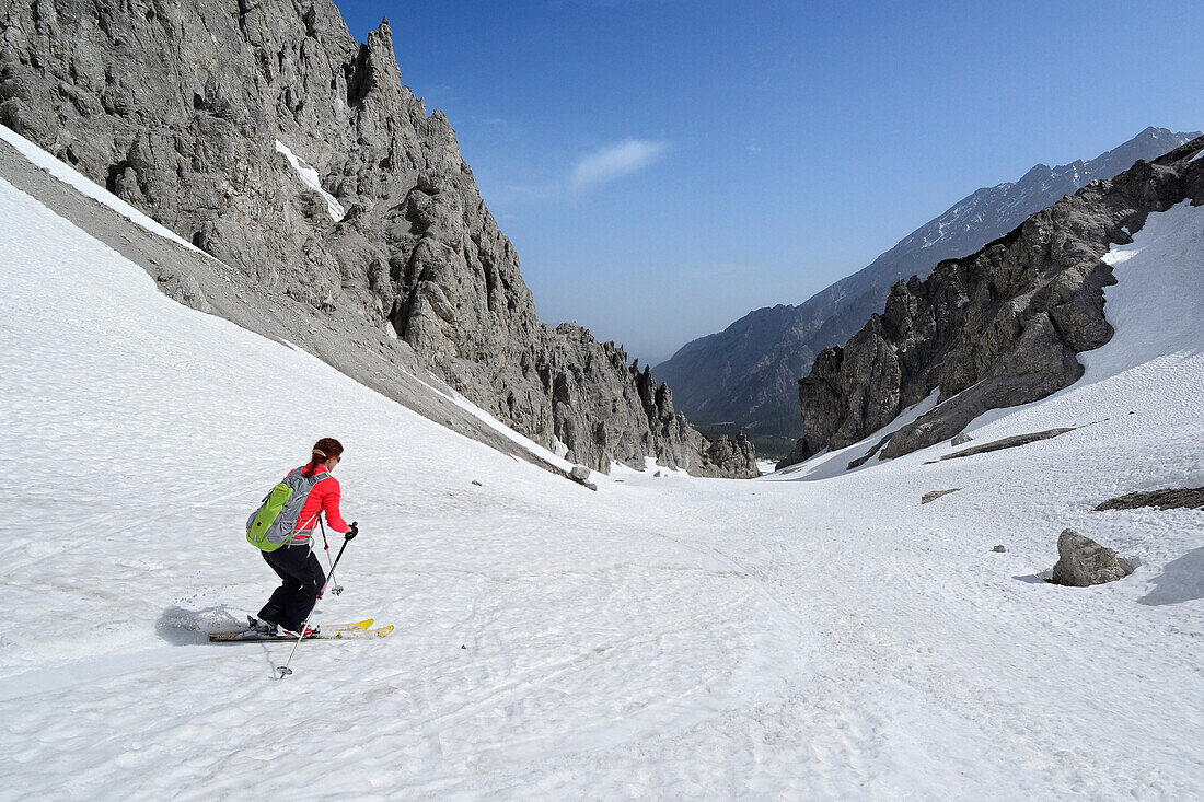 Skitourengeherin fährt durch Loferer Seilergraben ab, Berchtesgadener Alpen, Nationalpark Berchtesgaden, Oberbayern, Bayern, Deutschland