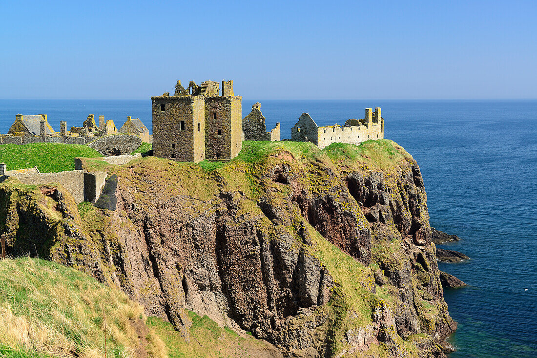 Dunnottar Castle surrounded by sheer cliffs and sea, Dunnottar Castle, Aberdeenshire, Scotland, Great Britain, United Kingdom