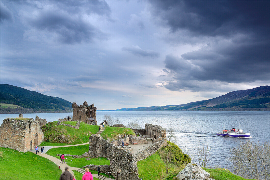 Urquhart Castle mit See Loch Ness, Schottland, Großbritannien, Vereinigtes Königreich