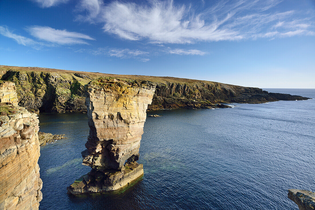 Steinsäule Castle of Yesnaby steht im Meer, Castle of Yesnaby, Orkney Inseln, Schottland, Großbritannien, Vereinigtes Königreich