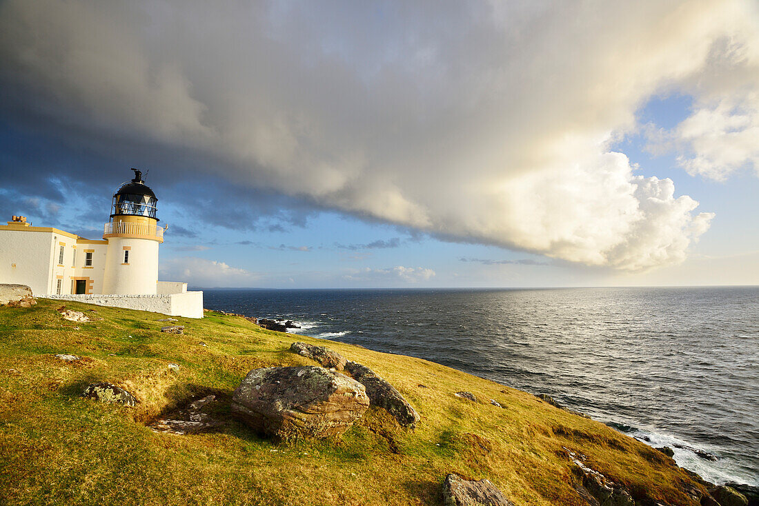 Leuchtturm von Stoer über dem Atlantik, Stoer Head, Highland, Schottland, Großbritannien, Vereinigtes Königreich