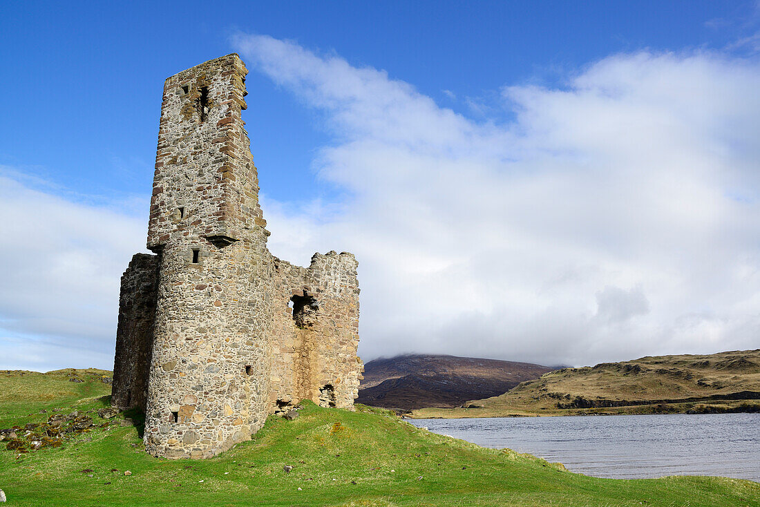 Ardvreck Castle mit Loch Assynt, Ardvreck Castle, Highland, Schottland, Großbritannien, Vereinigtes Königreich