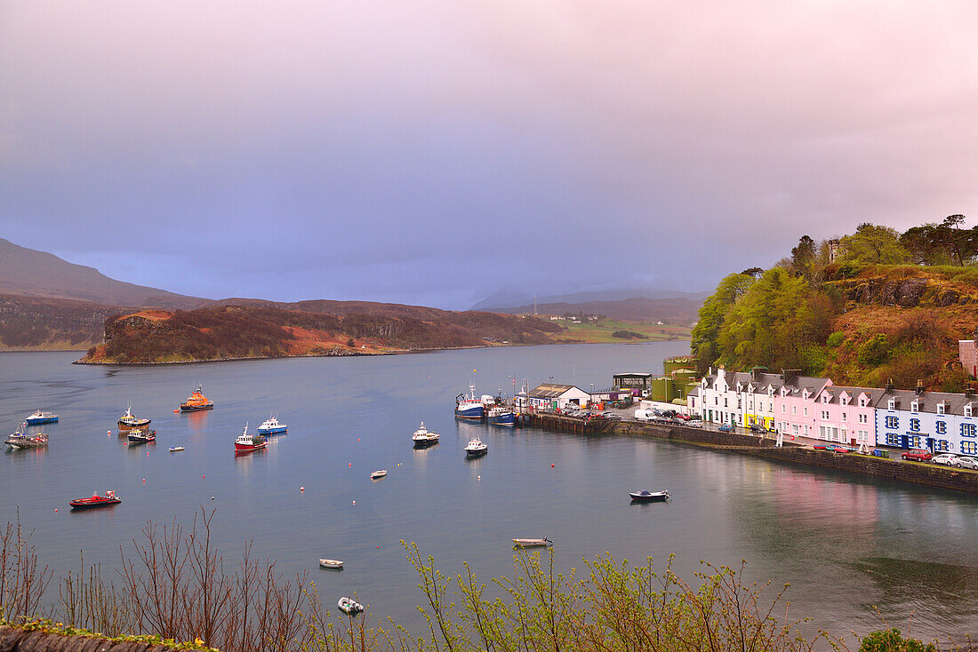 Ort Portree mit Hafen, Portree, Isle of Skye, Schottland, Großbritannien, Vereinigtes Königreich