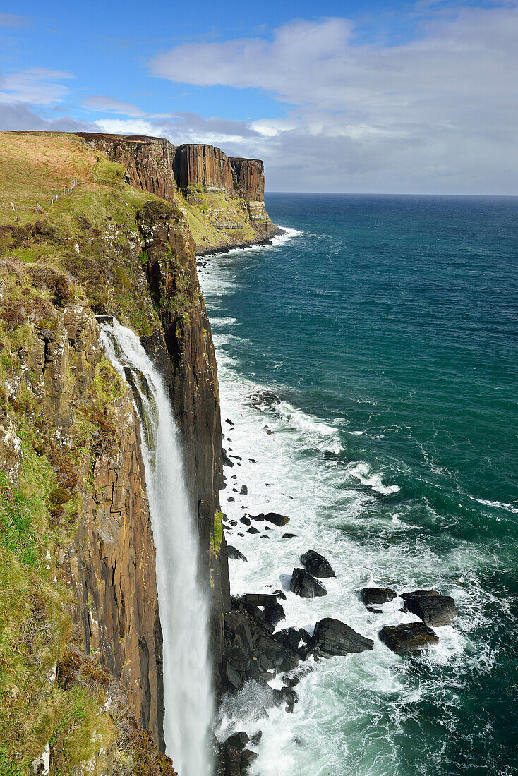 Kilt rock Wasserfall stürzt in den Atlantik, Kilt rock Wasserfall, Isle of Skye, Schottland, Großbritannien, Vereinigtes Königreich