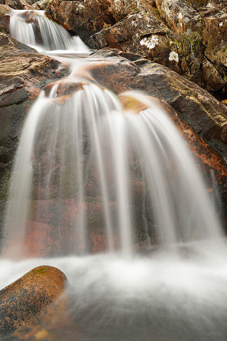 Wasserfall am Glen Etive, Glen Etive, Buachaille Etive Mor, Highland, Schottland, Großbritannien, Vereinigtes Königreich