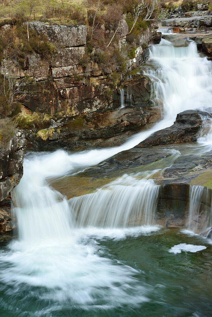 Wasserfall am Glen Etive, Glen Etive, Highland, Schottland, Großbritannien, Vereinigtes Königreich