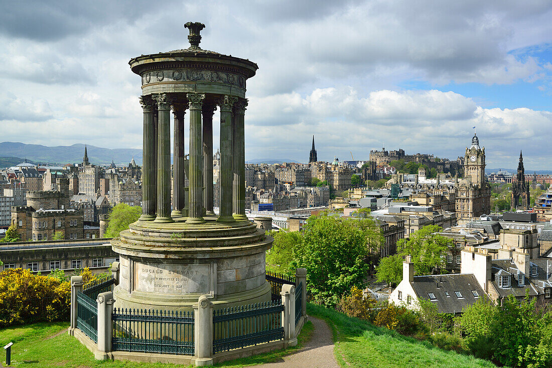 Dugald Stewart Monument am Calton Hill mit Blick auf die Altstadt von Edinburgh, UNESCO Weltkulturerbe Edinburgh, Edinburgh, Schottland, Großbritannien, Vereinigtes Königreich