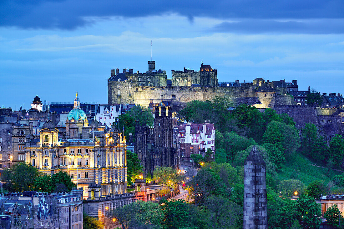 Blick auf Altstadt von Edinburgh, beleuchtet, mit Burg, Calton Hill, UNESCO Weltkulturerbe Edinburgh, Edinburgh, Schottland, Großbritannien, Vereinigtes Königreich