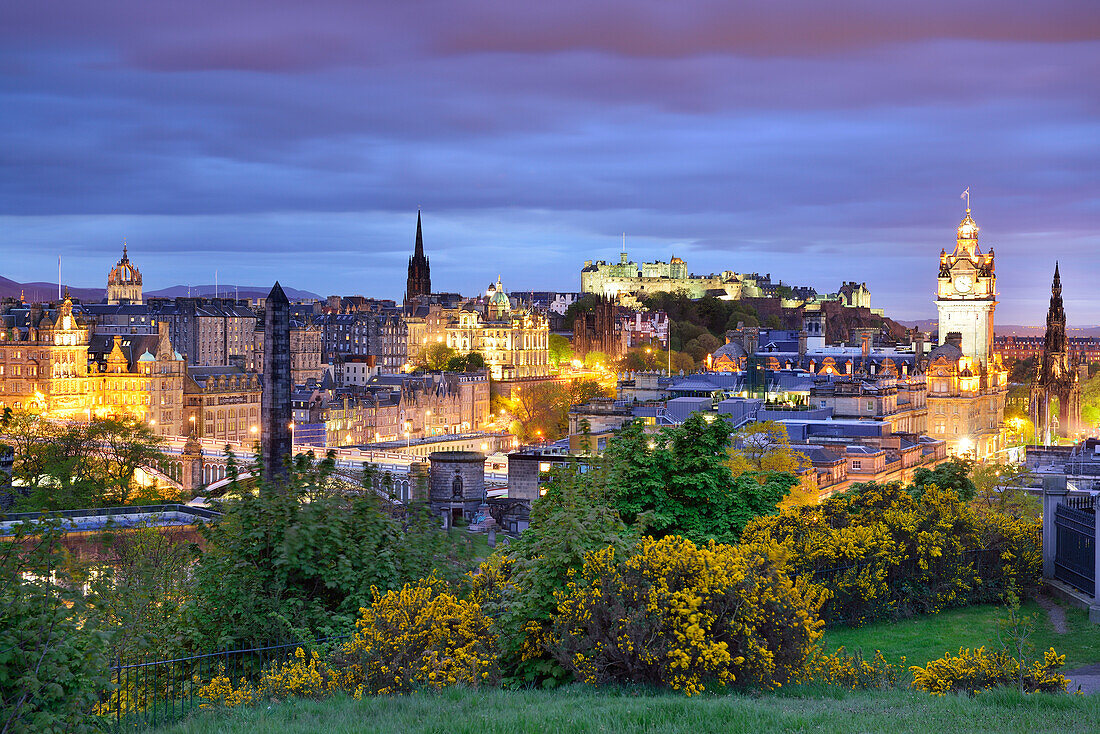 Blick auf Altstadt von Edinburgh, beleuchtet, mit St. Giles' Cathedral, Burg und Balmoral Hotel, Calton Hill, UNESCO Weltkulturerbe Edinburgh, Edinburgh, Schottland, Großbritannien, Vereinigtes Königreich