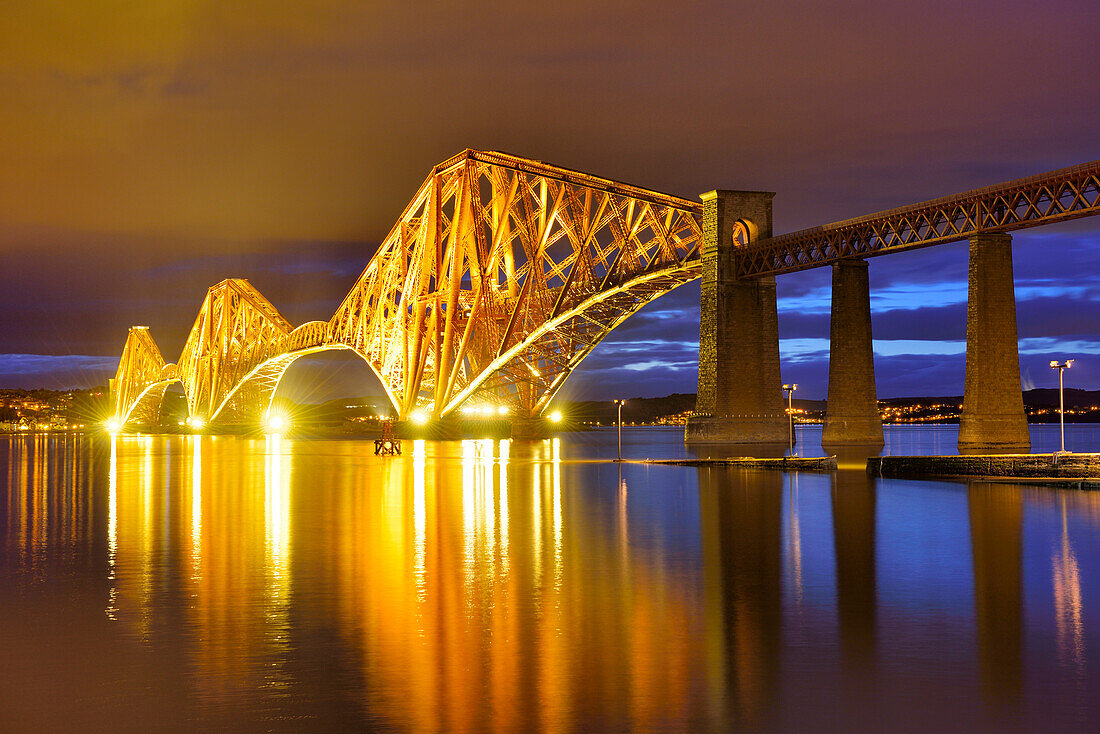 Forth Bridge, beleuchtet, bei Edinburgh, Edinburgh, Schottland, Großbritannien, Vereinigtes Königreich