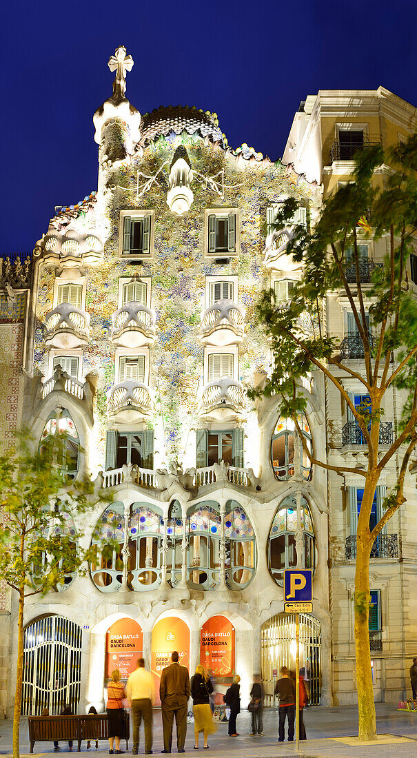 Casa Batllo, illuminated, architect Antoni Gaudi, UNESCO World Heritage Site, Catalan modernista architecture, Art Nouveau, Eixample, Barcelona, Catalonia, Spain