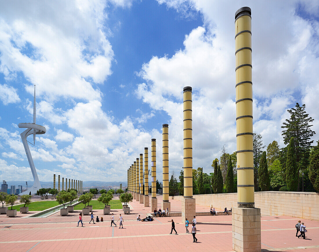 Anella Olimpica, Vorplatz Olympiastadion, mit Torre de comunicacions de Montjuïc, Torre Telefónica, Torre Calatrava, Montjuïc, Barcelona, Katalonien, Spanien