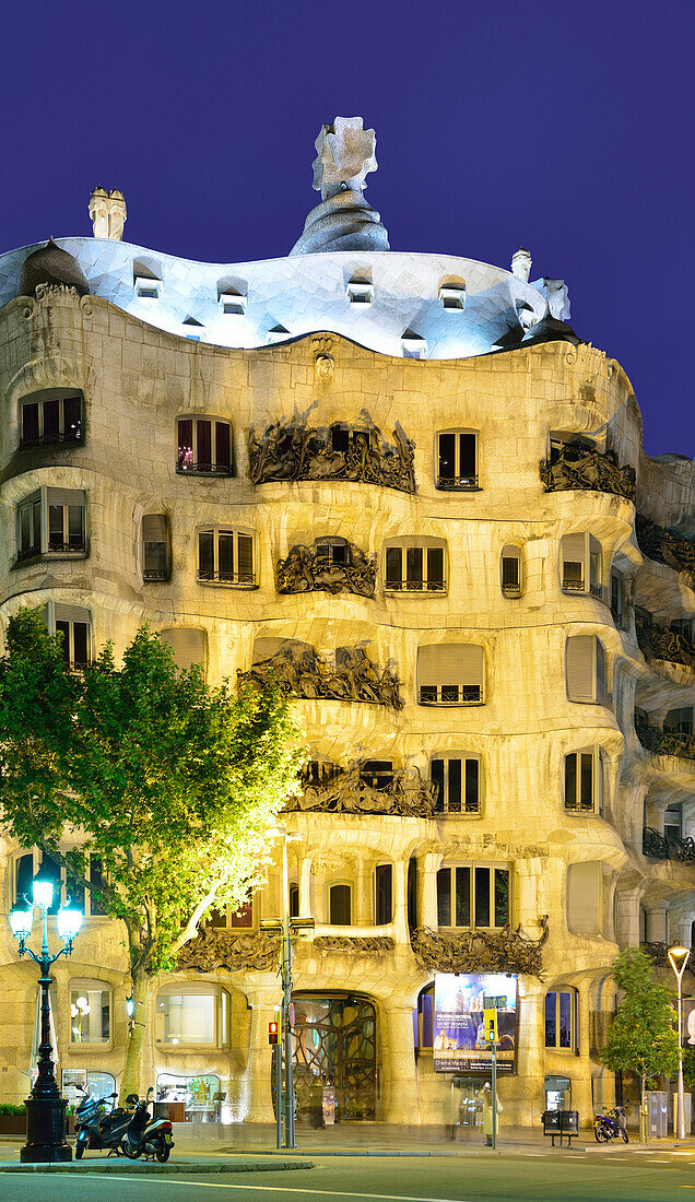 Casa Mila, beleuchtet, Casa Milà, La Pedrera, Architekt Antoni Gaudi, UNESCO Weltkulturerbe Arbeiten von Antoni Gaudi, Modernisme, Jugendstil, Eixample, Barcelona, Katalonien, Spanien