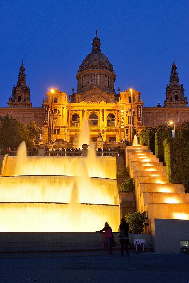 Beleuchteter Brunnen und Palau Nacional, Nationalmuseum, Montjuïc, Barcelona, Katalonien, Spanien