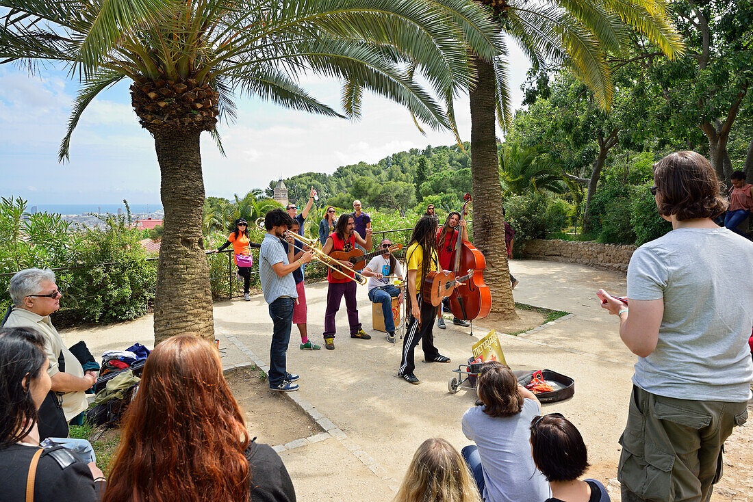 Musiker spielen im Park Güell, Architekt Antoni Gaudi, UNESCO Weltkulturerbe Arbeiten von Antoni Gaudi, Modernisme, Jugendstil, Barcelona, Katalonien, Spanien