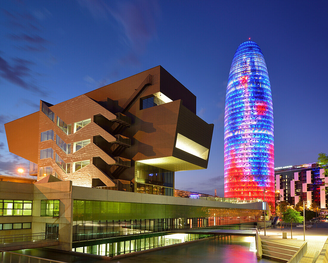 Disseny Hub Barcelona und Hochhaus Torre Agbar, beleuchtet, Architekt Jean Nouvel, Barcelona, Katalonien, Spanien