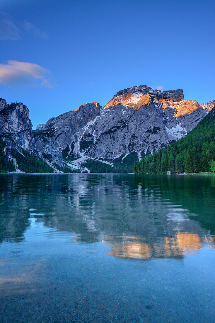 Alpenglühen am Seekofel über dem Pragser Wildsee, Pragser Wildsee, Pustertal, Dolomiten, UNESCO Weltnaturerbe Dolomiten, Südtirol, Italien