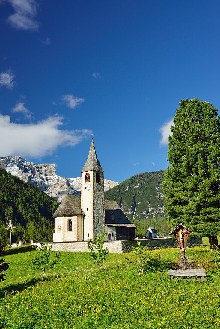 St. Veit's church with Seekofel, Pustertal valley, Dolomites, UNESCO World Heritage Site Dolomites, South Tyrol, Italy