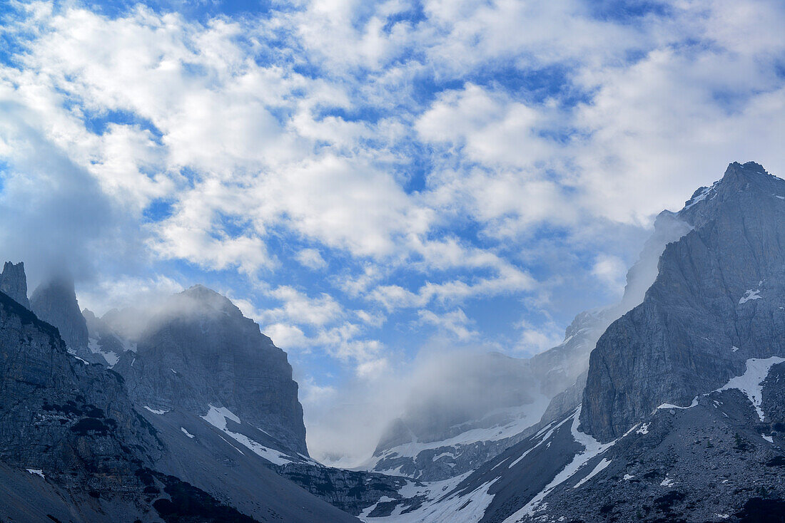 Nebelstimmung im Val Scura, Brentagruppe, Brenta, Dolomiten, UNESCO Weltnaturerbe Dolomiten, Trentino, Italien