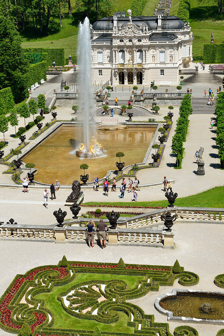 Blick vom Venustempel auf Schloss Linderhof mit Gartenanlage und Springbrunnen, Schloss Linderhof von König Ludwig II., Schloss Linderhof, Rokoko, Ammergauer Alpen, Bayerische Alpen, Oberbayern, Bayern, Deutschland