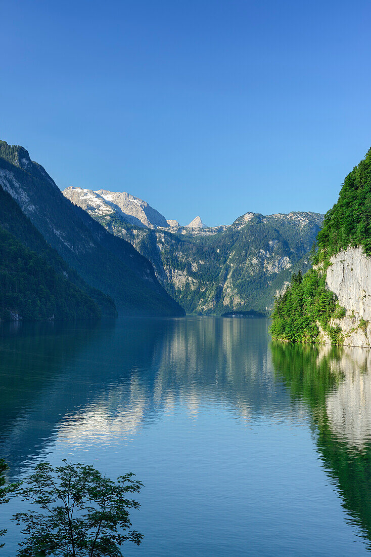 Lake Koenigssee with Steinernes Meer and Schoenfeldspitze, lake Koenigssee, Berchtesgaden range, National Park Berchtesgaden, Berchtesgaden, Upper Bavaria, Bavaria, Germany