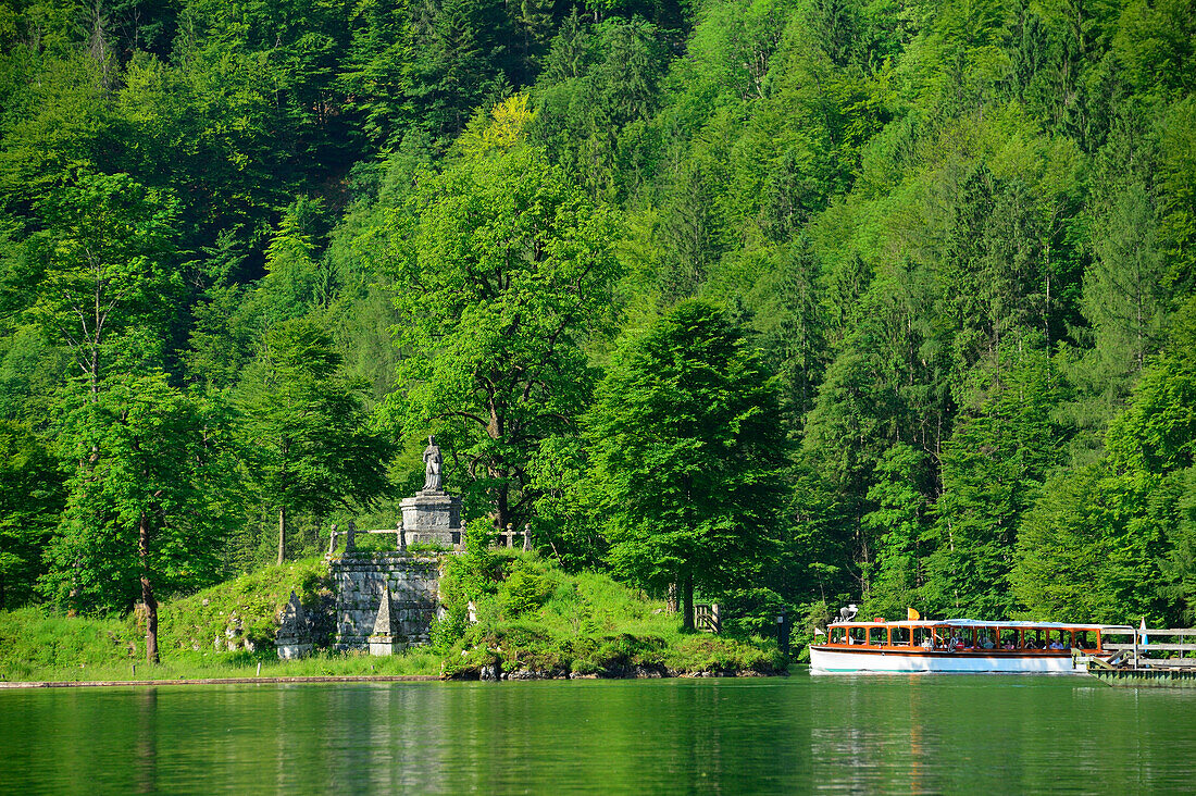 Elektroboot fährt an Insel Christlieger mit Denkmal vorbei, Königssee, Berchtesgadener Alpen, Nationalpark Berchtesgaden, Berchtesgaden, Oberbayern, Bayern, Deutschland