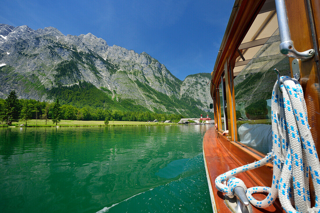 Boat crossing lake Koenigssee towards St. Bartholomae, St. Bartholomae, lake Koenigssee, Berchtesgaden range, National Park Berchtesgaden, Berchtesgaden, Upper Bavaria, Bavaria, Germany