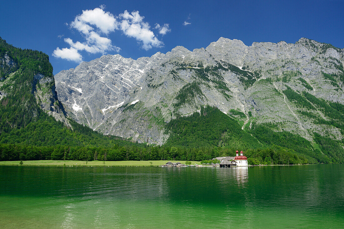 Königssee und Kirche St. Bartholomä mit Watzmann mit Watzmann-Ostwand, St. Bartholomä, Königssee, Berchtesgadener Alpen, Nationalpark Berchtesgaden, Berchtesgaden, Oberbayern, Bayern, Deutschland