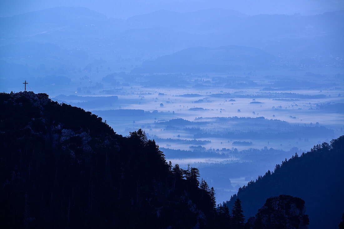Gipfelkreuz an der Gedererwand mit Blick auf Nebelstimmung im Chiemgau, vom Sulten, Sulten, Kampenwandgebiet, Chiemgauer Alpen, Chiemgau, Oberbayern, Bayern, Deutschland