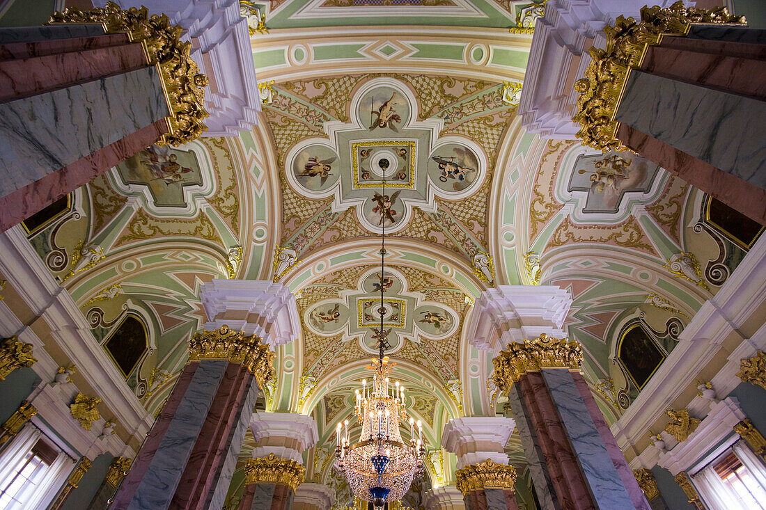 Innenansicht (Säulen und Decke) der Peter und Paul Kathedrale, Peter und Paul Festung, Sankt Petersburg, Russland, Europa
