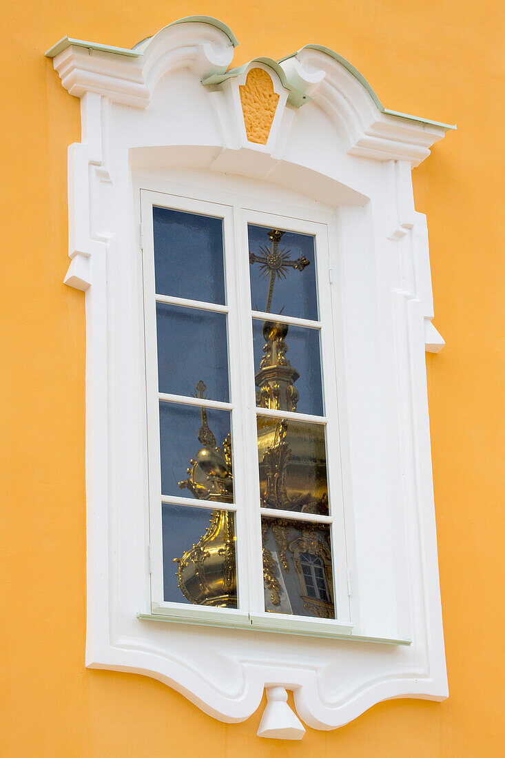 Spiegelung von goldenen Türmen in einem Fenster am Palast von Schloss Peterhof, nahe Sankt Petersburg, Russland, Europa