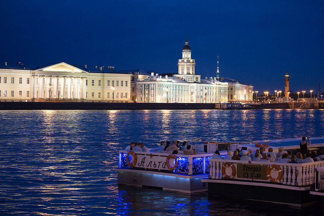 Ausflugsboote auf dem Fluss Newa mit angeleuchtetem Kunstkamera Museum in der Dämmerung während der Weißen Nächte, Sankt Petersburg, Russland, Europa