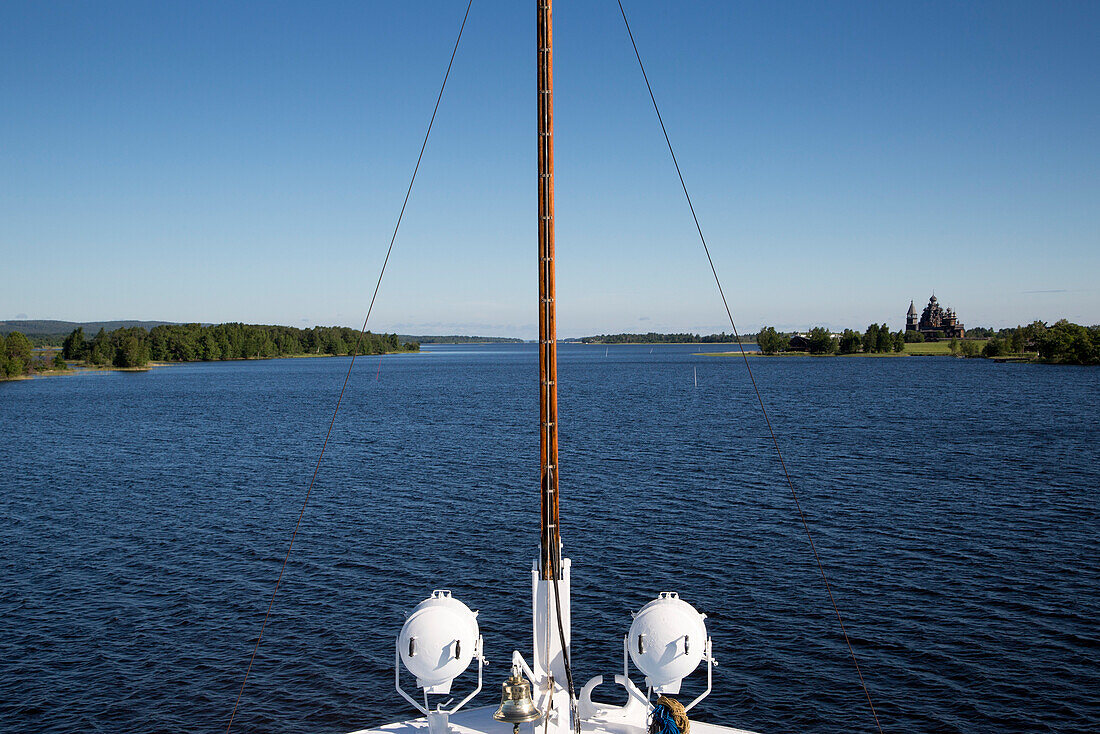 Bug von Flusskreuzfahrtschiff MS General Lavrinenkov (Orthodox Cruise Company) auf dem Onegasee, Russland, Europa