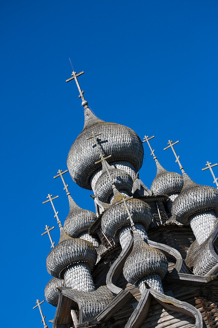 Domes of the wooden Church of the Transfiguration at Kizhi Pogost, Kizhi Island, Lake Onega, Russia, Europe