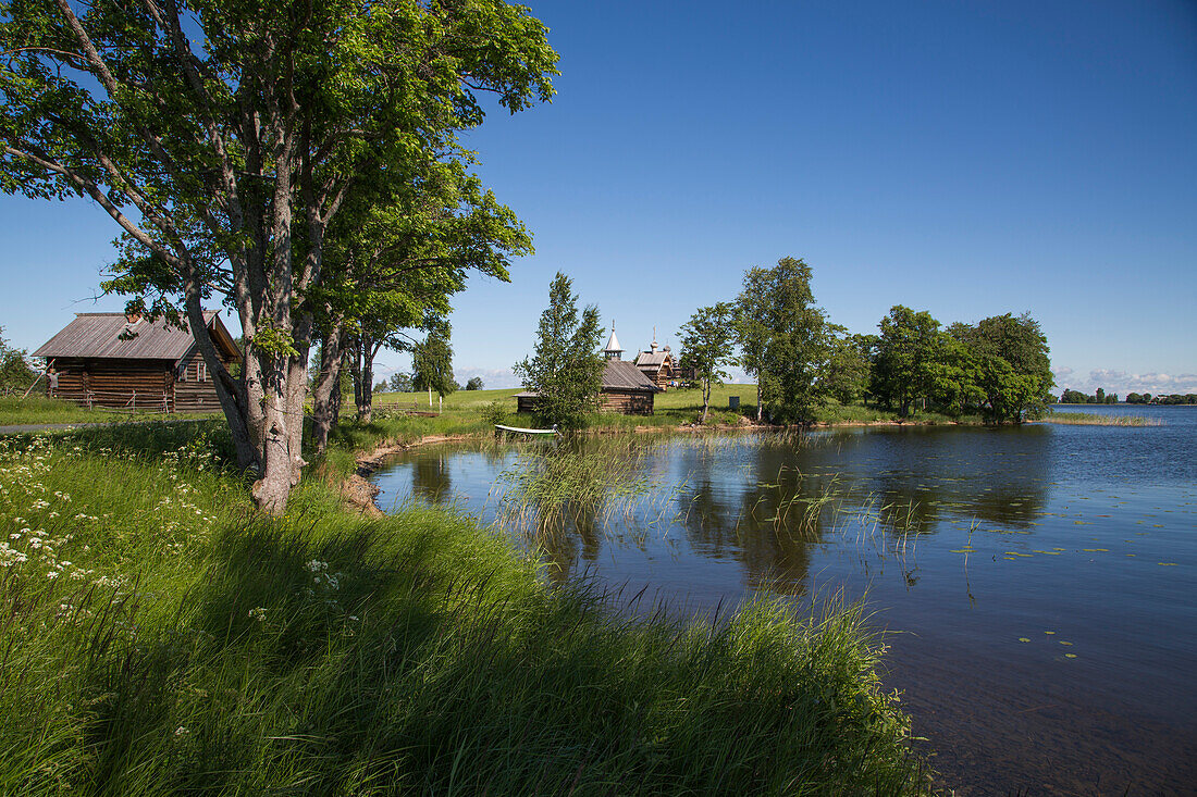 Holzhäuser am Ufer im Freiluftmuseum Kischi Pogost auf der Insel Kischi am Onegasee, Russland, Europa