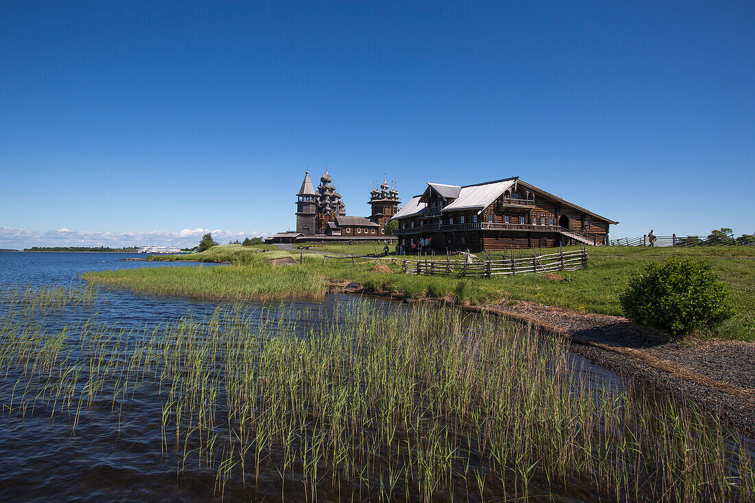 Ufer und Kirchen in Holzbauweise im Freiluftmuseum Kischi Pogost auf der Insel Kischi am Onegasee, Russland, Europa