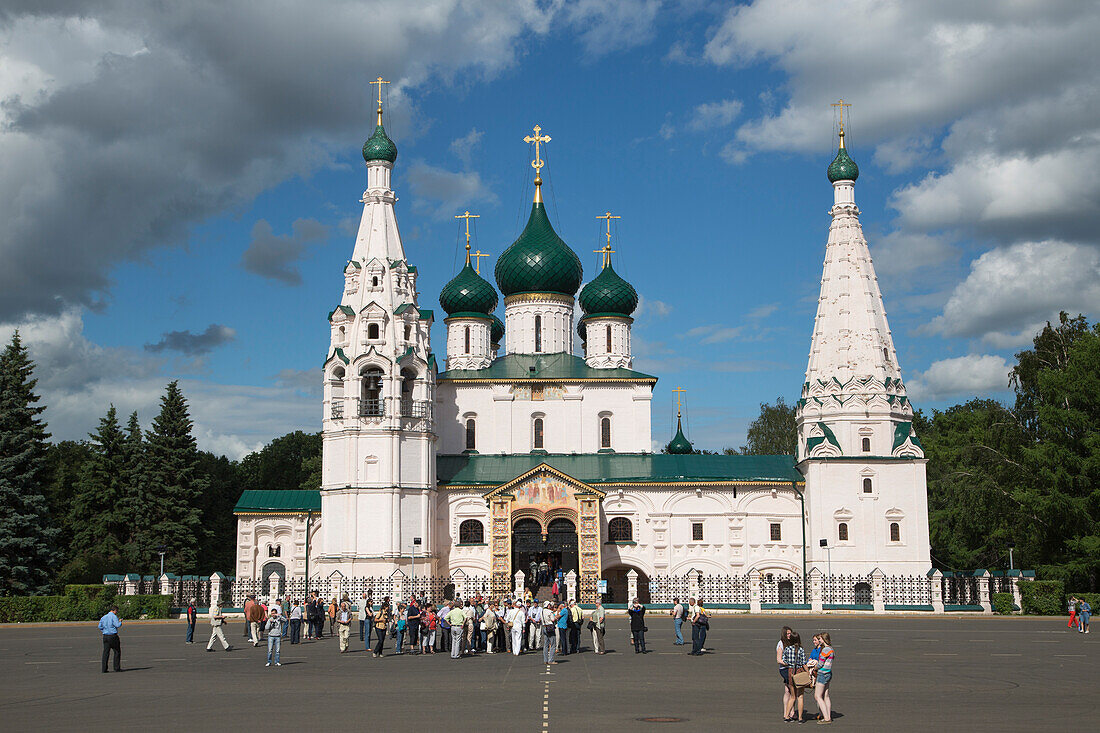 Besuchergruppe vor der Prophet-Elija-Kirche, Jaroslawl, Russland, Europa