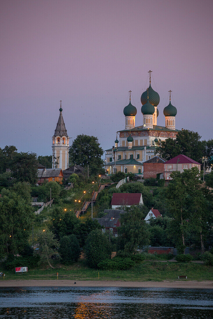 Auferstehungskathedrale am Ufer vom Fluss Wolga im Dämmerlicht, Tutayew, nahe Jaroslawl, Russland, Europa