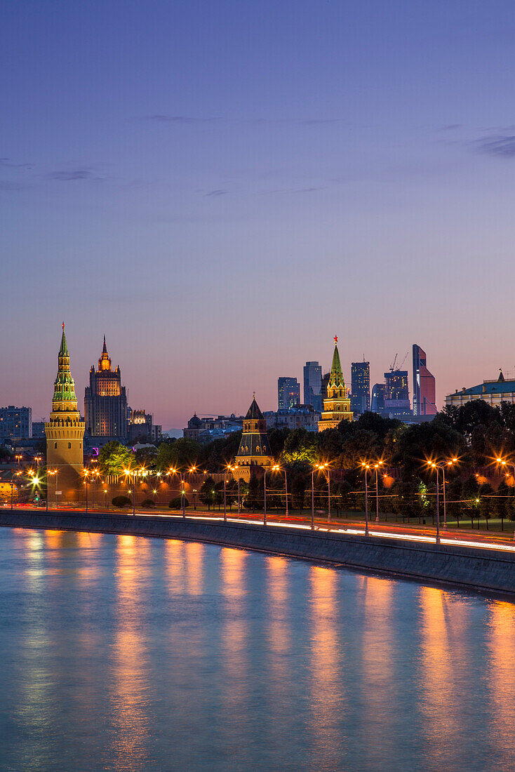 Fluss Moskwa und angeleuchtete Gebäude vom Moskauer Kreml sowie Hochhäuser von Moscow City in der Dämmerung, Moskau, Russland, Europa