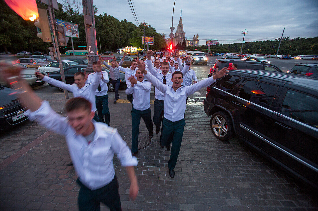 Junge Absolventen einer Militärschule feiern ihren Abschluss am Aussichtspunkt Sperlingsbergen, Moskau, Russland, Europa