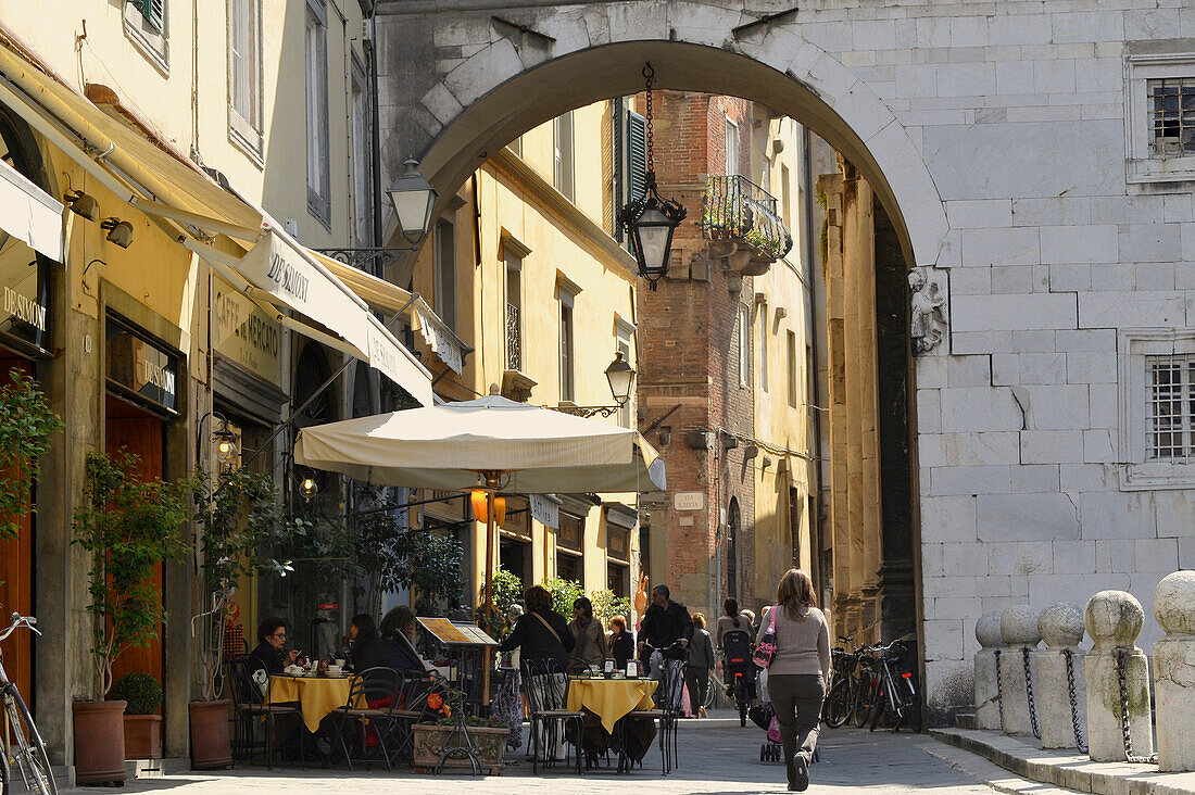 Café an der Piazza San Michele, Lucca, Toskana, Italien