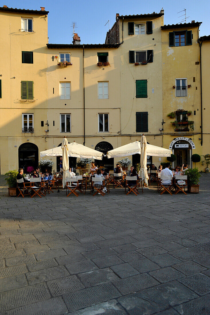 Häuser und Restaurant an der ovalen Piazza dell'Anfitheatro, Lucca, Toskana, Italien