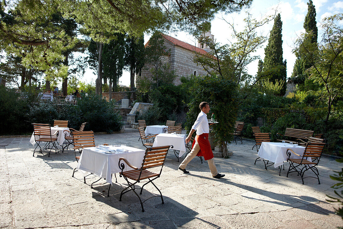 Tische und Stühle von einem Restaurant auf der Piazza, Aman Sveti Stefan, Sveti Stefan, Budva, Montenegro