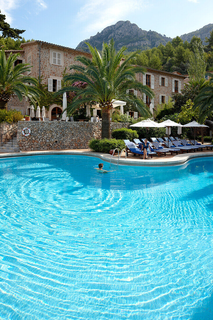 Paar an einem Hotelpool, Hotel La Residencia, Deia, Mallorca, Spanien