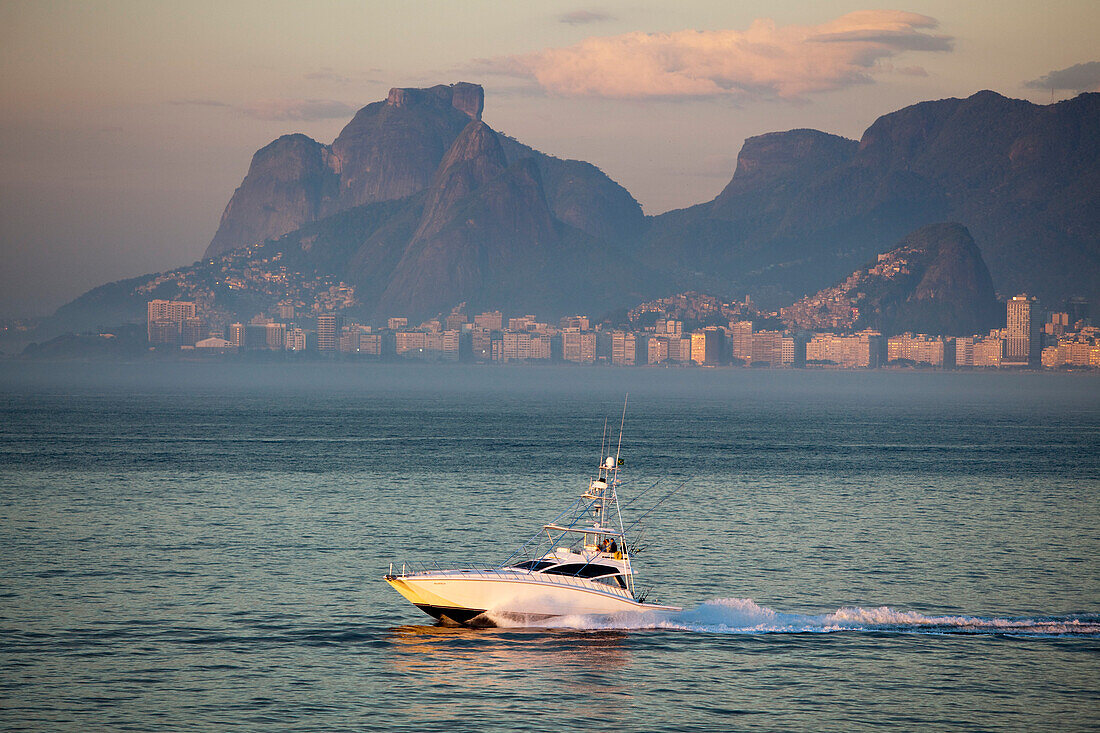 Motoryacht und Küste von Ipanema bei Tagesanbruch, Rio de Janeiro, Brasilien, Südamerika
